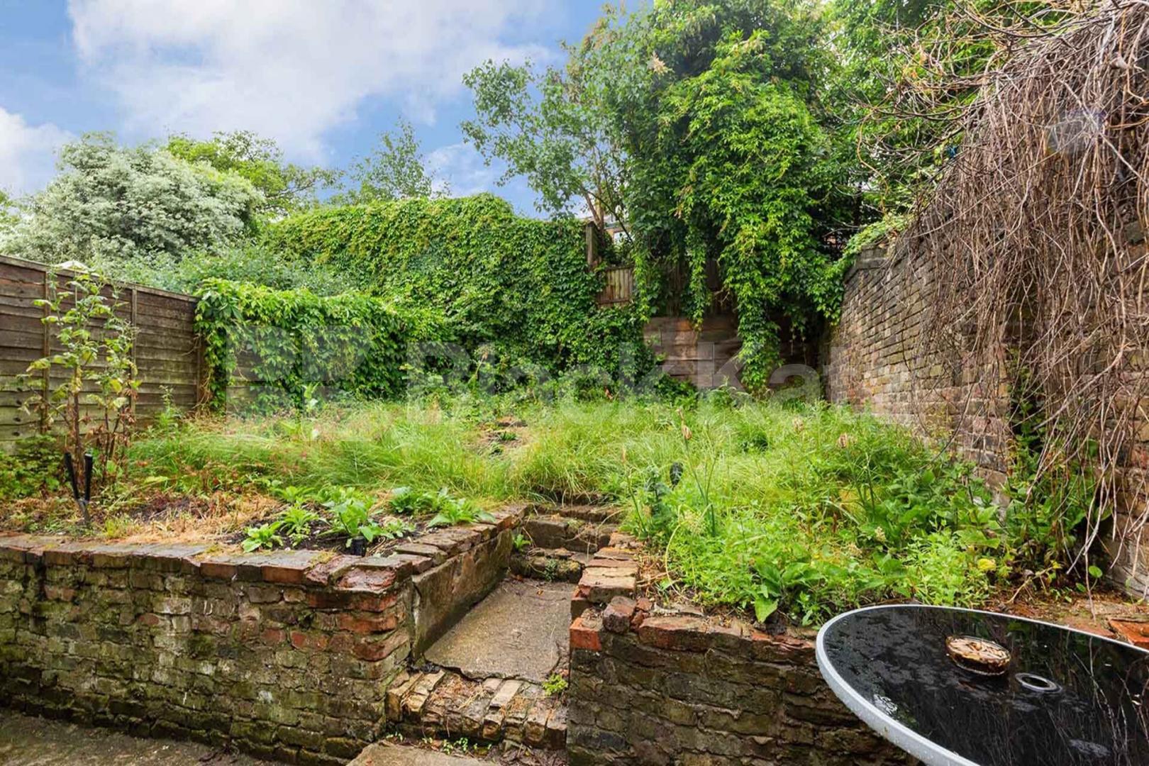 Large 6 bedroom house with 2 bathrooms and close to Archway Station Parolles Road, Archway